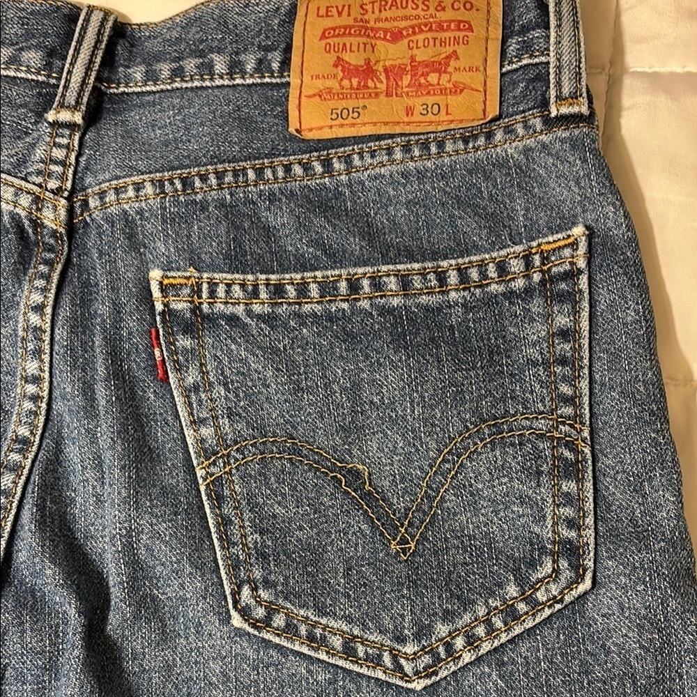 Levi's Jean Shorts with Classic Medium Blue Denim size 30 - Picture 4 of 11